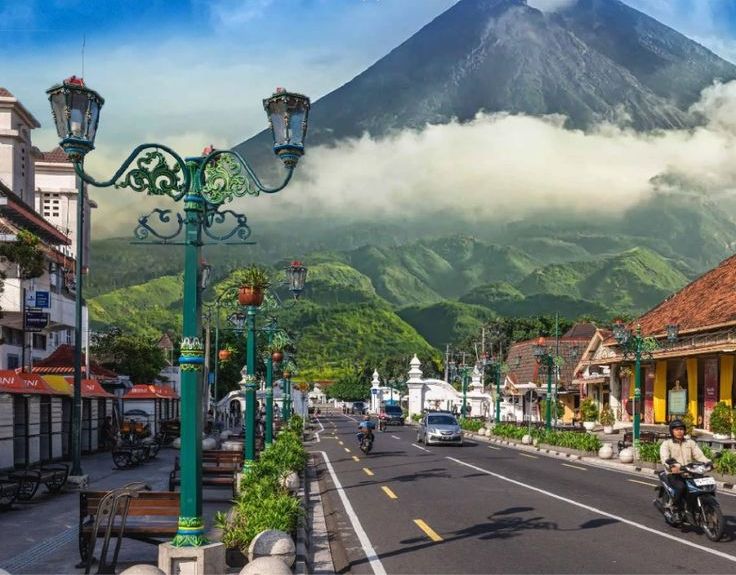 Gunung Merapi menjulang di ujung jalan kota Yogyakarta