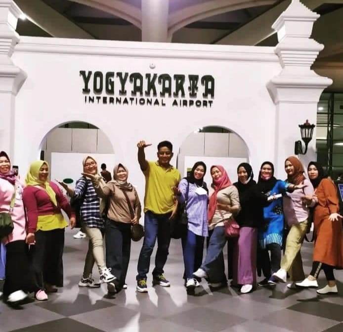 Rombongan wisata di Bandara YIA